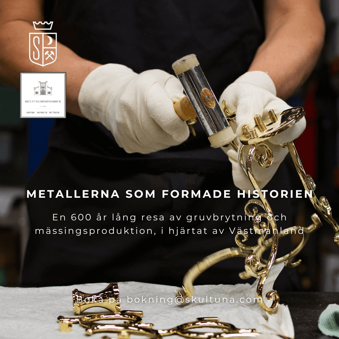 Alt-text: Händer med en hammare skapar detaljerad mässingskonst, symboliserar metallens viktiga historiska roll i Sverige.