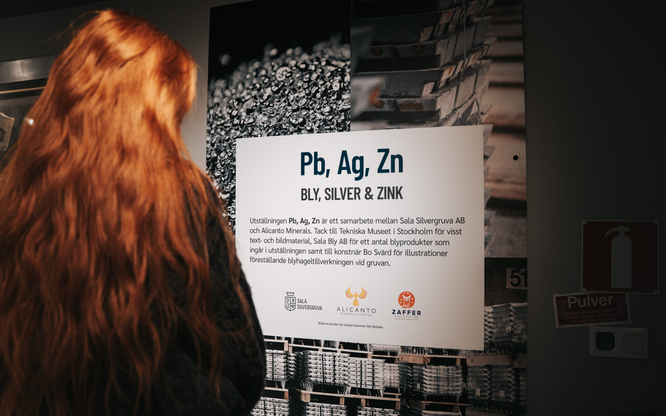 Besökare betraktar utställningen om bly, silver och zink i Sala Silvergruva, med fokus på mineraler och deras betydelse.